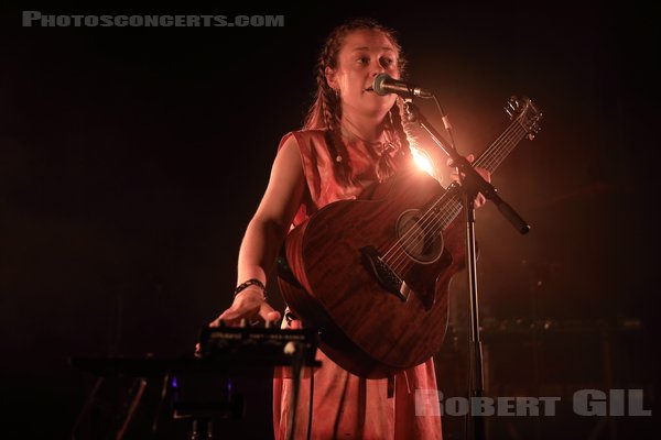 ANNA B SAVAGE - 2024-05-13 - PARIS - Petit Bain - 